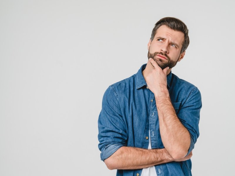 Homme qui se pose des questions