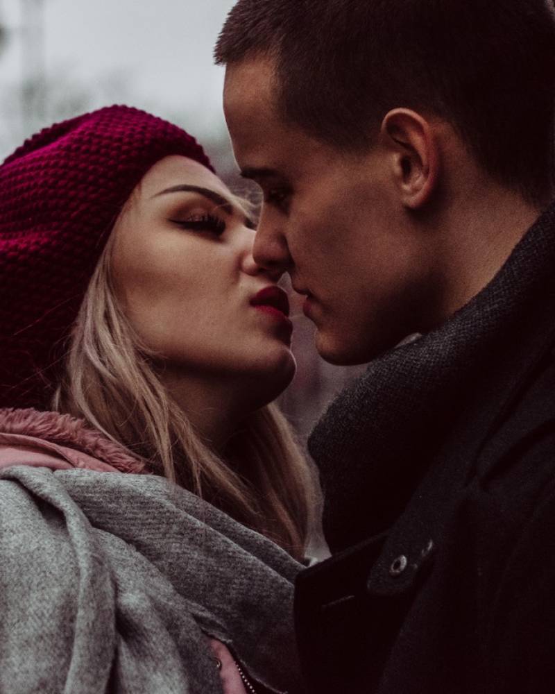 Un couple qui s’embrasse