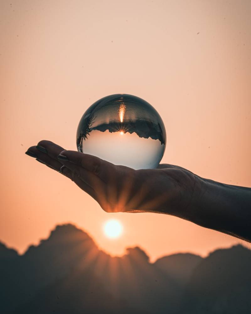 Une boule de cristal sur la main d'un voyant