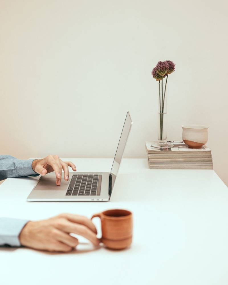 Une personne qui travail sur sont ordinateur portable
