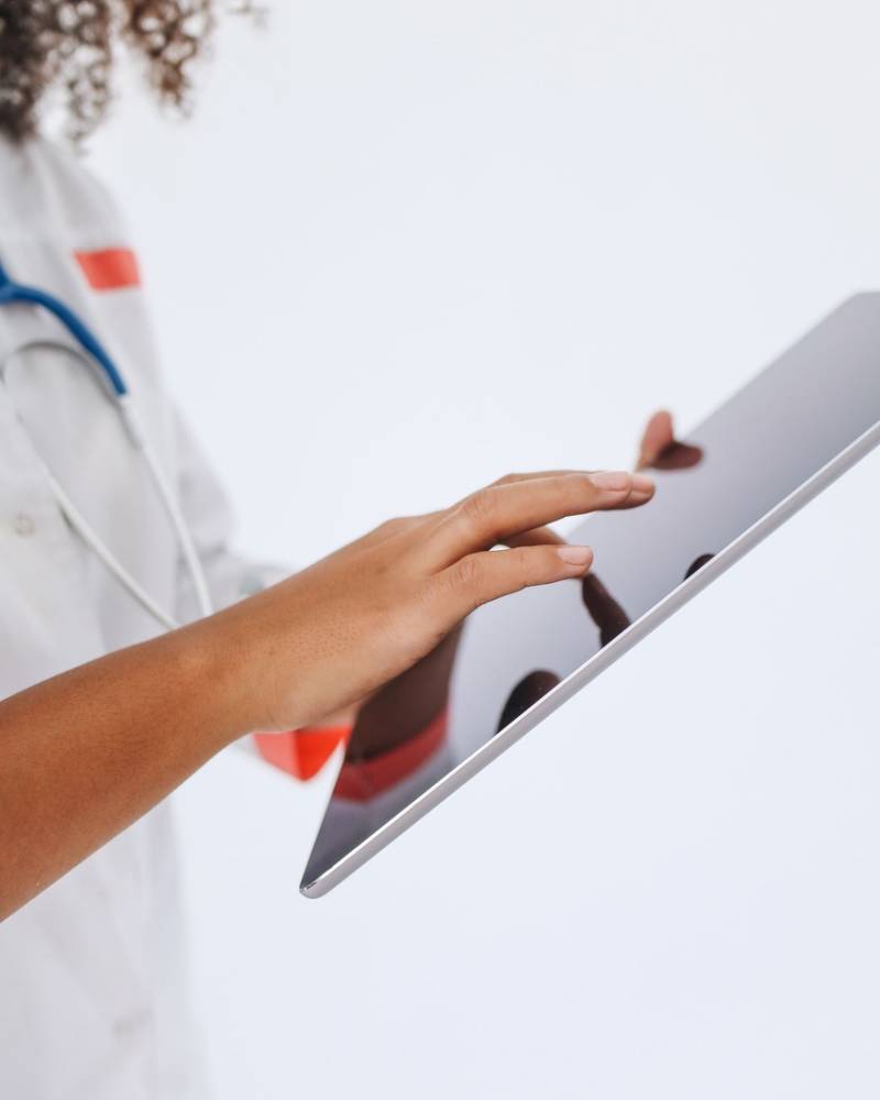 Un médecin qui saisit des informations sur une tablette tactile