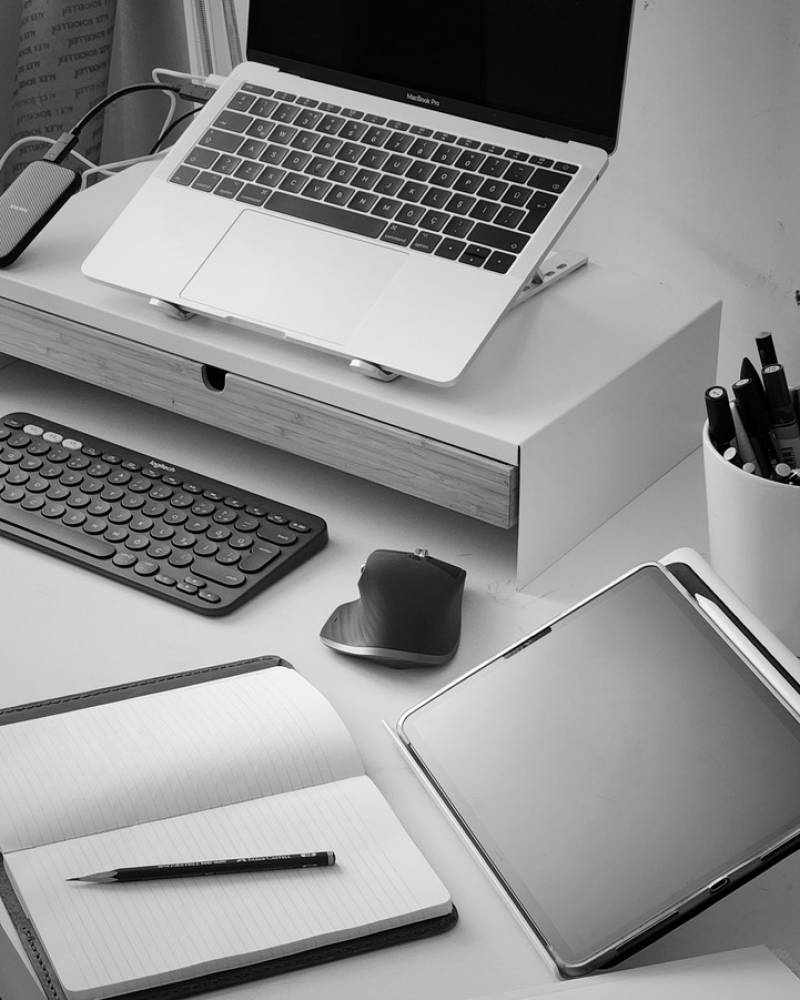 Un ordinateur portable sur un bureau