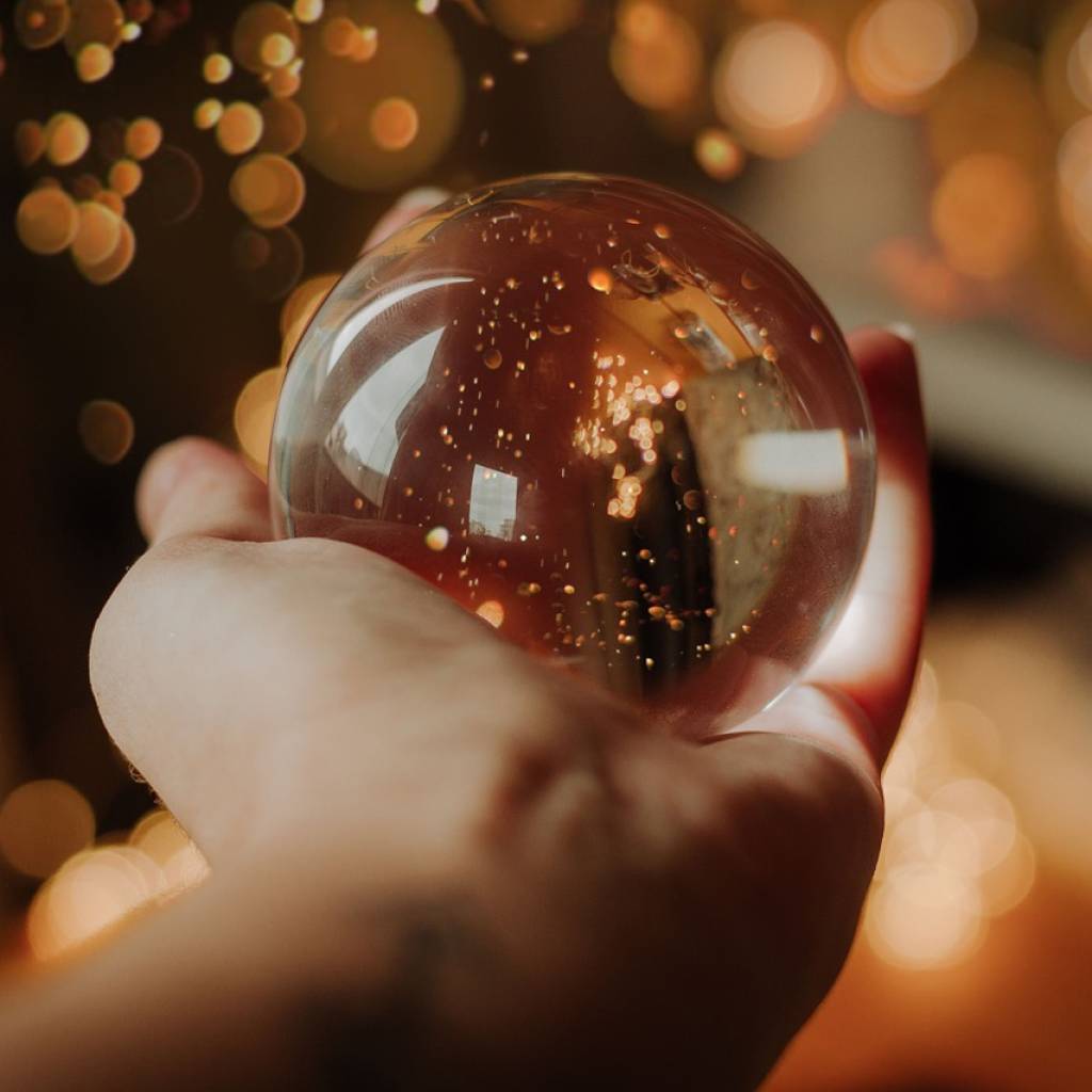 Une boule de cristal sur une main